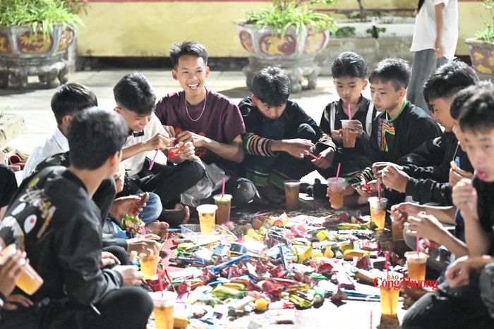 Niềm vui của các em khi được phá cỗ.