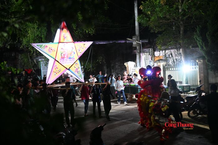 Rước đèn Trung thu lên phố.