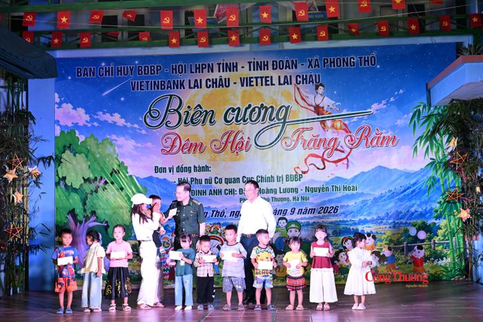 Phó Chủ tịch Thường trực Ủy ban MTTQ Việt Nam tỉnh Lai Châu Tống Thanh Bình và Đại tá Nguyễn Văn Hưng, Chính ủy Ban Chỉ huy BĐBP tỉnh trao quà cho các em học sinh trong Chương trình “Nâng bước em tới trường - con nuôi đồn Biên phòng” và Dự án “Cán bộ, chiến sĩ Quân đội nâng bước em tới trường”.