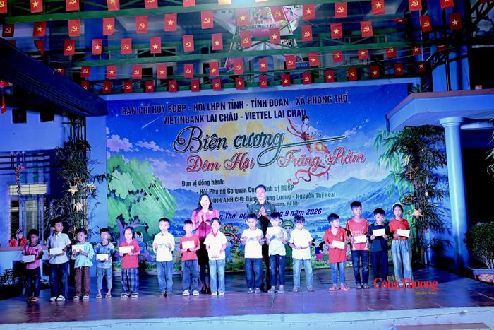 Đại tá Lê Công Thành, Phó Chính ủy BĐBP tỉnh và bà Ngô Thị Bích Hạnh, Chủ tịch Hội Liên hiệp Phụ nữ tỉnh Lai Châu trao tặng quà cho các cháu có thành tích cao trong học tập.