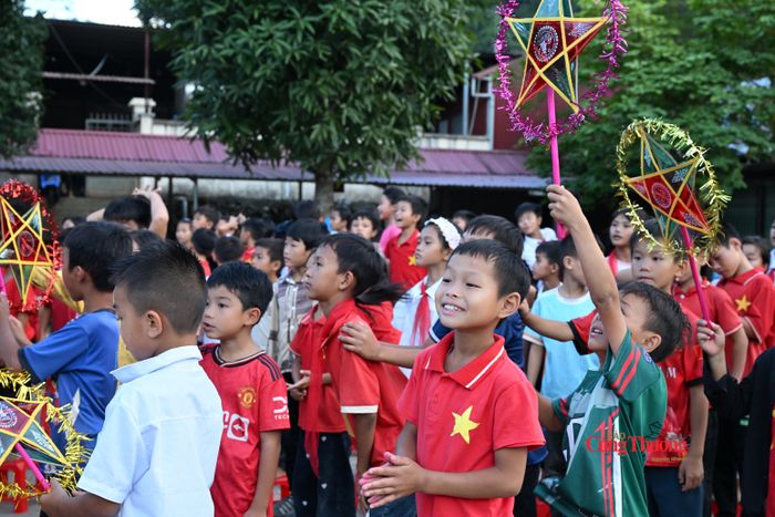 Sự háo hức và niềm vui của các em khi được đón Trung Thu.