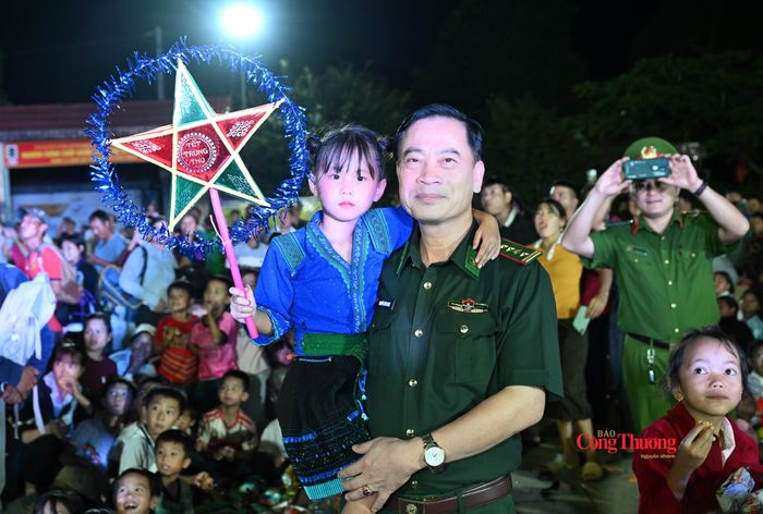 Đại tá Nguyễn Văn Hưng, Chính ủy Ban Chỉ huy BĐBP chung vui Trung thu cùng các em nhỏ.