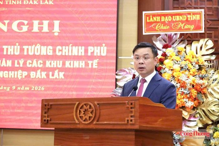 Ông Đỗ Hữu Huy, Chủ tịch UBND tỉnh Đắk Lắk phát biểu giao nhiệm vụ cho Ban Quản lý các khu kinh tế và các khu công nghiệp Đắk Lắk.