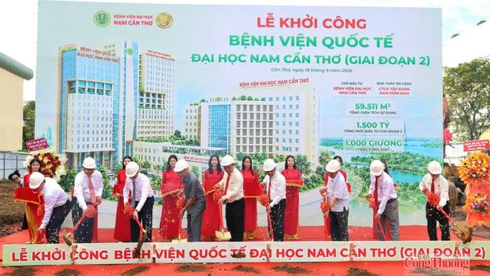 Các đại biểu thực hiện nghi thức khởi công dự án.