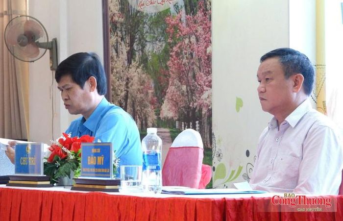 Ông Đào Mỹ, Phó Chủ tịch UBND tỉnh Đắk Lắk (bên phải) lắng nghe ý kiến của đoàn viên công đoàn.