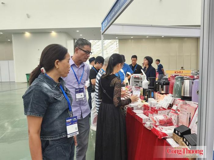 Khách tham quan gian hàng tại Triển lãm OCTF 2026.