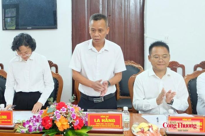 Ông La Hằng, Phó Chủ nhiệm Ủy ban Thường vụ Nhân đại huyện Giang Thành phát biểu tại buổi làm việc. 