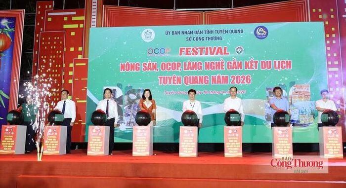 Các đại biểu thực hiện nghi thức khai mạc Festival nông sản, OCOP, làng nghề gắn kết du lịch Tuyên Quang năm 2026.