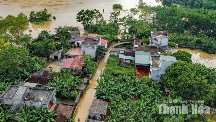 Nước sông Bưởi hiện đang trên mức Báo động III. Ảnh Hoàng Đông