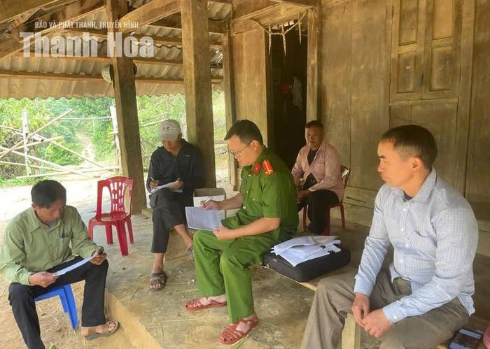 Công an xã Tam Chung tuyên truyền, tập huấn cho người dân về việc sử dụng không gian mạng.