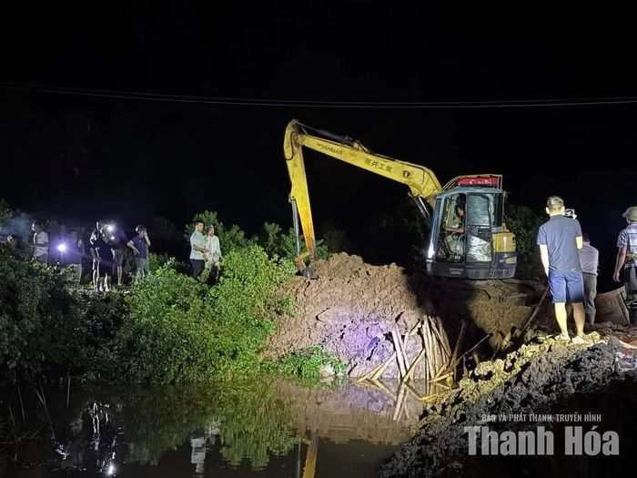 Các lực lượng tổ chức theo từng nhóm, vừa triển khai gia cố, vừa theo dõi dòng chảy và diễn biến mực nước để kịp thời xử lý những điểm có nguy cơ phát sinh.
