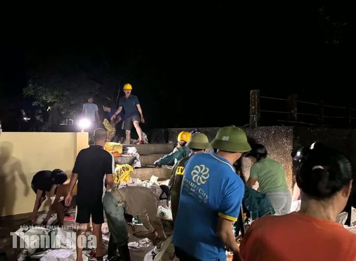 Đến khoảng 23 h, sự cố vỡ đập tràn tại khu vực Trạm bơm Nga Thiện cơ bản được khống chế, dòng nước được kiểm soát.