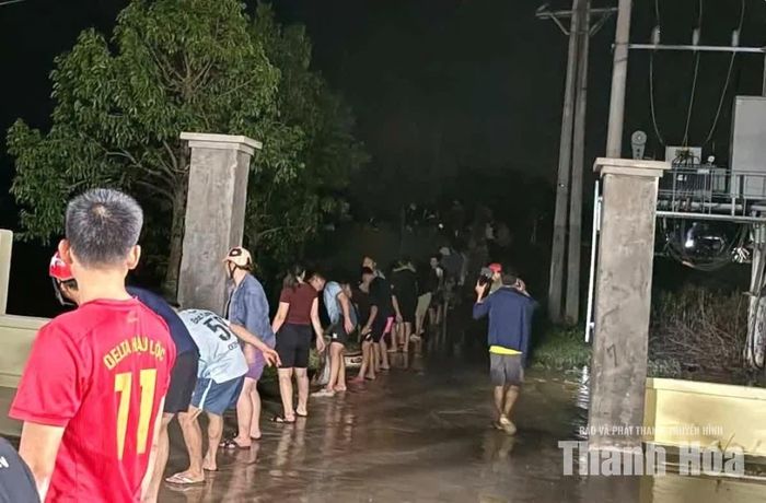 Đông đảo người dân các thôn lân cận cũng được huy động, hỗ trợ cùng chung sức ứng phó với tình huống phát sinh.