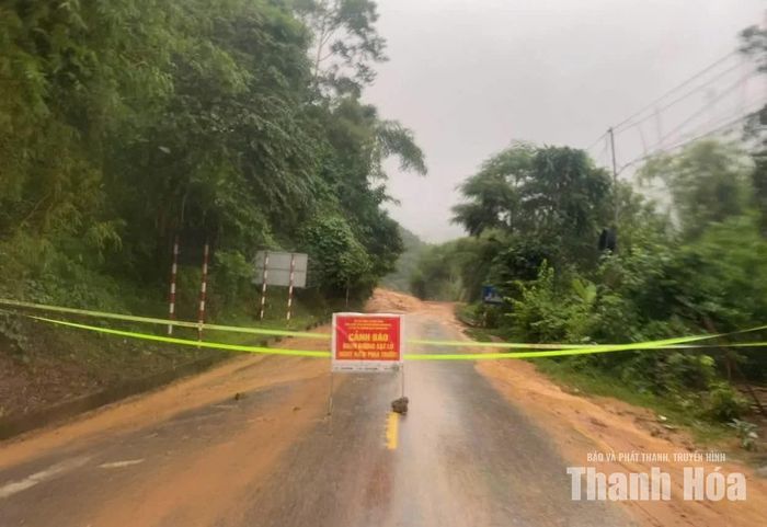 Lực lượng chức năng căng biển cảnh báo người và phương tiện.