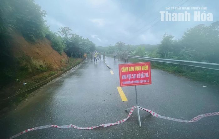 Xã Linh Sơn đã khẩn trương huy động lực lượng sơ tán người dân, tổ chức chốt chặn, nghiêm cấm người và phương tiện qua lại trên tuyến đường này.