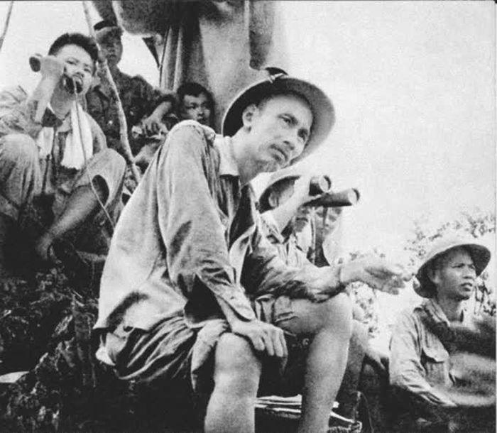 Chủ tịch Hồ Chí Minh trên đài quan sát trận đánh mở màn của bộ đội ở Đông Khê trong Chiến dịch Biên giới (1950). Ảnh tư liệu