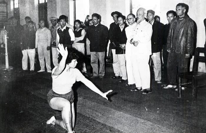 Ngày 14/12/1961 Bác Hồ đã về thăm, động viên tập thể thầy và trò trường Trung cấp Thể dục thể thao Trung ương (nay là Trường Đại học Thể dục thể thao). Ảnh tư liệu