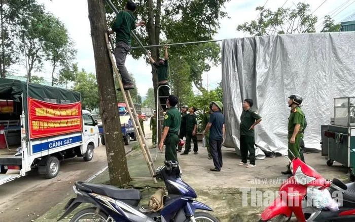 Lực lượng chức năng phường Hàm Rồng ra quân lập lại trật tự, mỹ quan tại Khu Công nghiệp Đình Hương - Tây Bắc Ga.