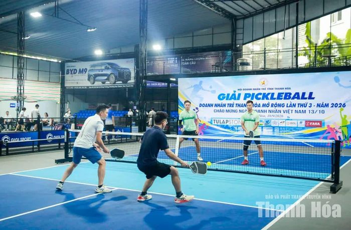 Các tay vợt tranh tài sôi nổi trên sân.