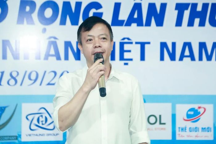Phó Chủ tịch Hội Doanh nhân trẻ tỉnh Thanh Hóa, Trưởng Ban Tổ chức giải Lê Kỳ Tiến phát biểu khai mạc.