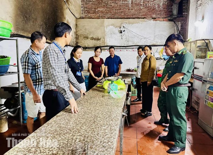 Đoàn kiểm tra công tác vệ sinh an toàn thực phẩm tại khu vực chế biến của Nhà hàng Mường Víp.