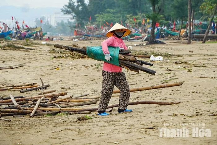 Tại một số khu vực, người dân địa phương tranh thủ nhặt những đoạn củi có thể sử dụng.