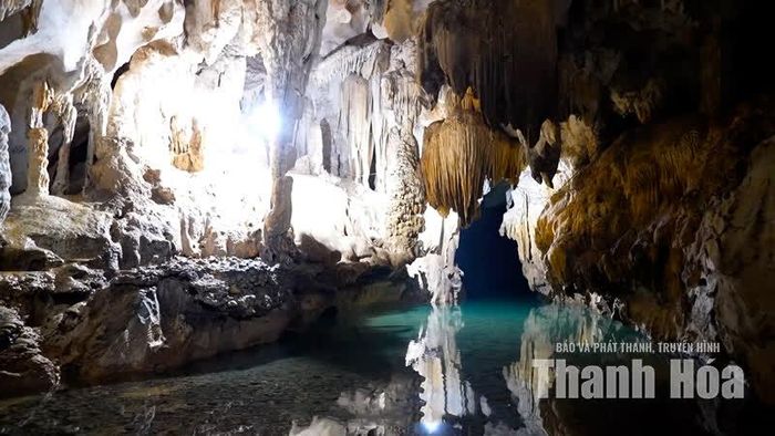 Dòng nước trong veo chảy qua lòng hang Bàn Bù.