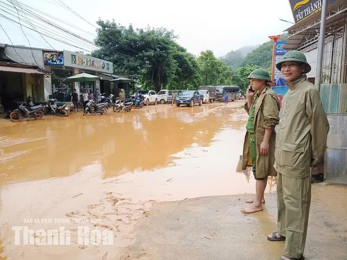 Lực lượng Công an xã Quan Sơn túc trực, hướng dẫn phương tiện qua khu vực sạt lở.