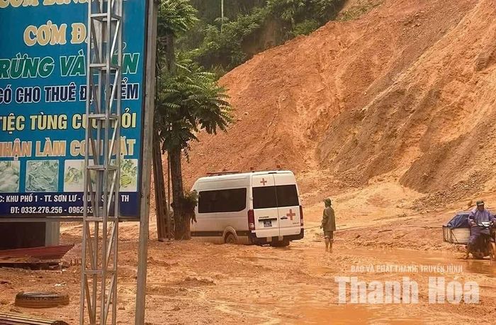 Xe cứu thương mắc kẹt giữa bùn đất tại Km 138+400, Quốc lộ 217.