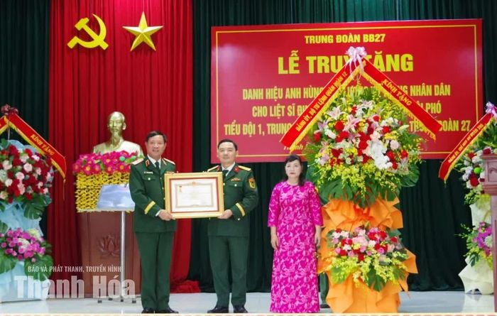 Thừa ủy quyền của Chủ tịch nước, Thiếu tướng Nguyễn Thanh Tình, Phó Chính ủy Quân đoàn 12 trao danh hiệu cao quý Anh hùng LLVT Nhân dân cho gia đình liệt sĩ Đinh Văn Kiên.