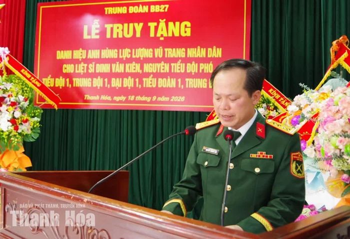 Đại tá Nguyễn Quang Linh, Chính ủy Sư đoàn 390 phát biểu tại buổi lễ.