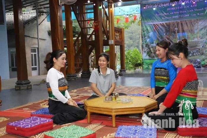 Chị Kim trò chuyện cùng khách du lịch.