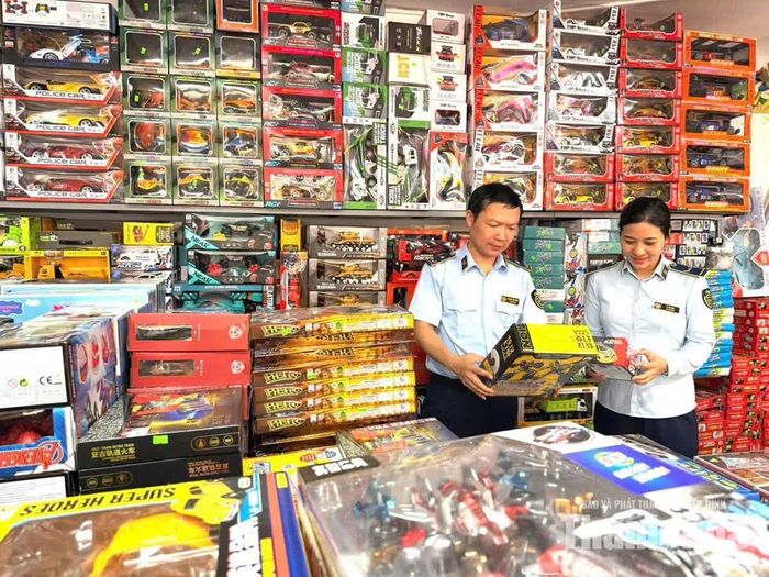 Đội Quản lý thị trường số 1 kiểm tra mặt hàng đồ chơi trẻ em phục vụ thị trường dịp Tết Trung thu. Ảnh: Chi Phạm