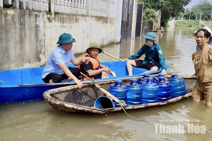 Xã Tây Đô hỗ trợ nước uống, nhu yếu phẩm cho các hộ dân bị ảnh hưởng trong thời gian nước chưa rút.