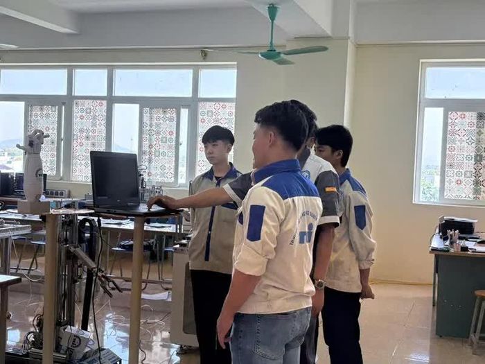 Sinh viên thực hành trên mô hình điều khiển, qua đó nâng cao khả năng tiếp cận và vận dụng kiến thức vào thực tế.