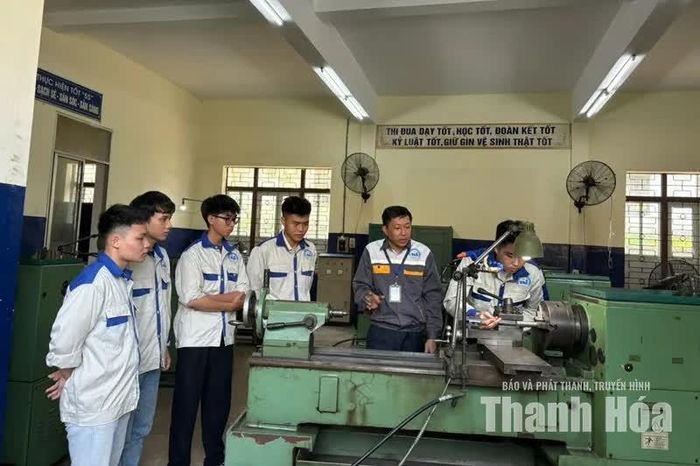 Sinh viên Khoa Cơ khí thực hành trên máy CNC dưới sự hướng dẫn của giảng viên.