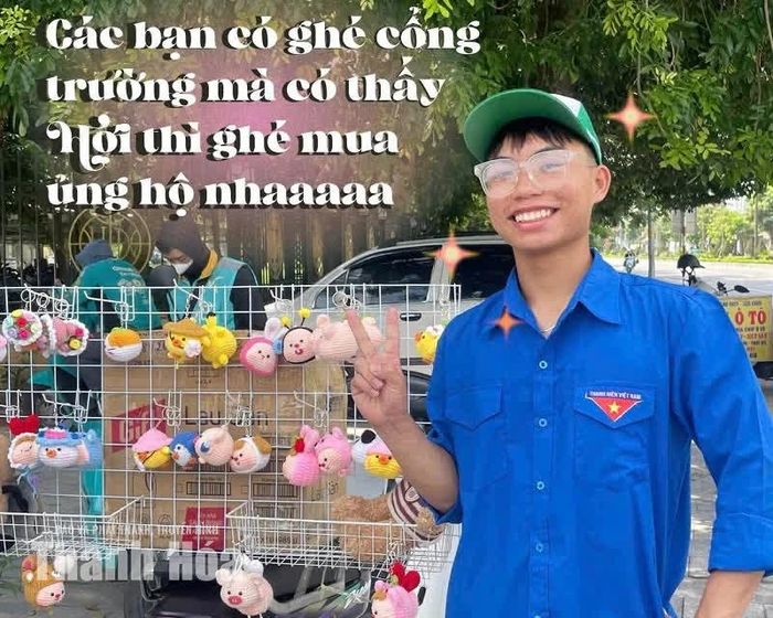 Nhiều sinh viên nam không ngại ngần bán hàng để gây quỹ.