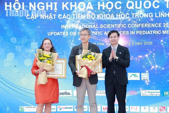 Giám đốc Sở Y tế Lê Văn Cường trao giấy khen cho các tổ chức, cá nhân.