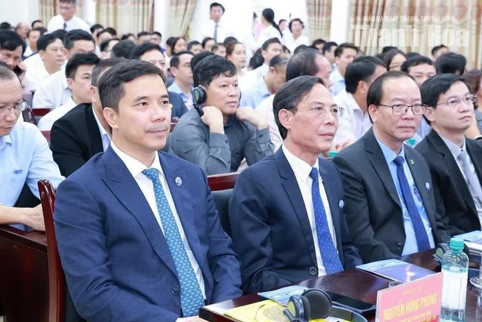 Phó Bí thư Thường trực Tỉnh ủy Nguyễn Hồng Phong cùng các đại biểu dự hội nghị.