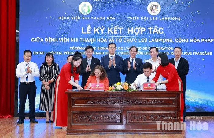 Phó Bí thư Thường trực Tỉnh ủy Nguyễn Hồng Phong cùng các đại biểu chứng kiến lễ ký kết hợp tác.