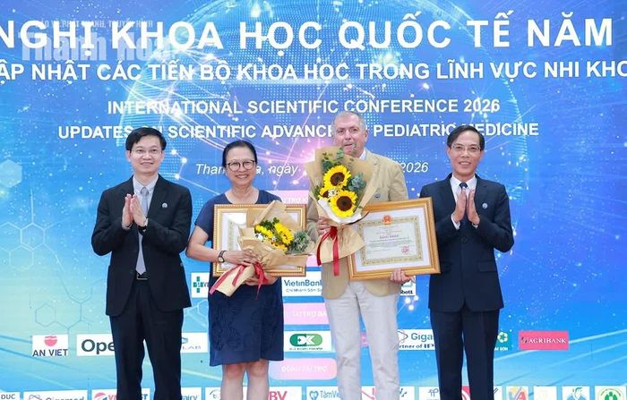 Phó Chủ tịch UBND tỉnh Đầu Thanh Tùng trao tặng Bằng khen của Chủ tịch UBND tỉnh cho các tổ chức, cá nhân.