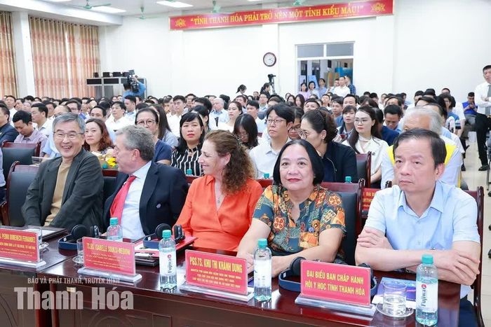 Các đại biểu dự hội nghị.