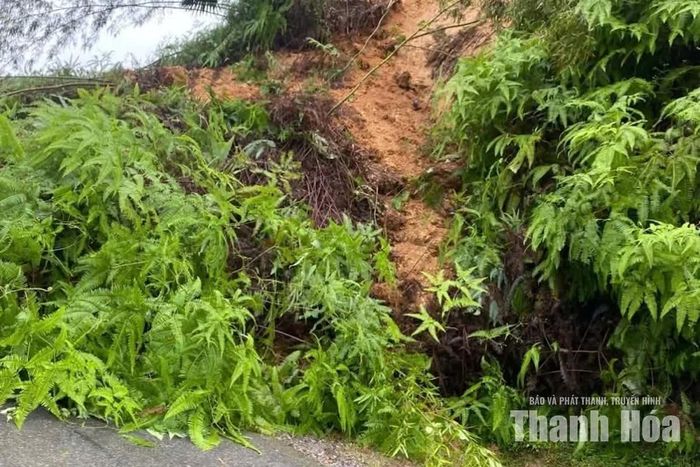 Nhiều tuyến giao thông trên địa bàn xã Giao An bị sạt lở đất.