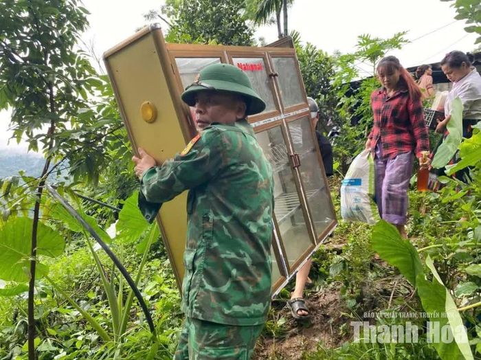 Lực lượng chức năng hỗ trợ người dân di chuyển đồ đạc.