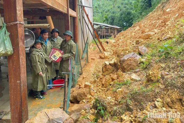 Xã Điền Quang hỗ trợ gia đình bị sạt lở vào nhà.
