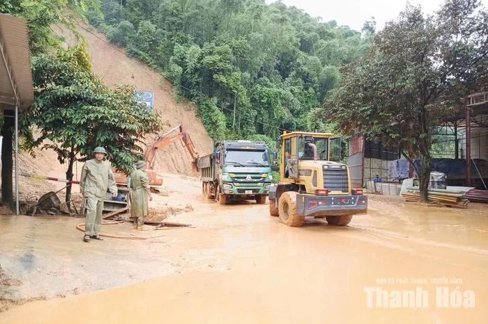Đơn vị quản lý đường bộ khắc phục sạt ở Quốc lộ 217 đoạn qua xã Quan Sơn.