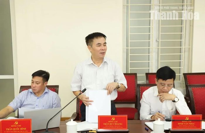 Thành viên đoàn công tác phát biểu tại buổi làm việc.