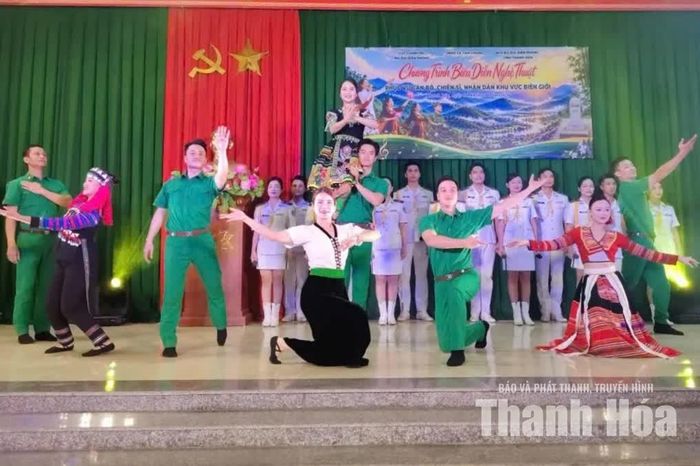 Chương trình biểu diễn nghệ thuật phục vụ cán bộ, chiến sĩ và Nhân dân tại các xã Hiền Kiệt, Tam Chung, Quang Chiểu.