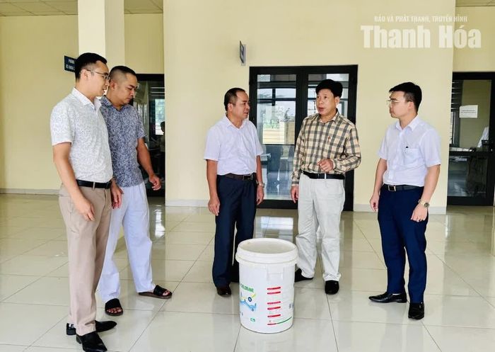 Đoàn công tác cấp bổ sung 45 kg Chloramin B cho Trung tâm Y tế Hà Trung phục vụ khử khuẩn nguồn nước và môi trường tại các khu vực bị ngập.
