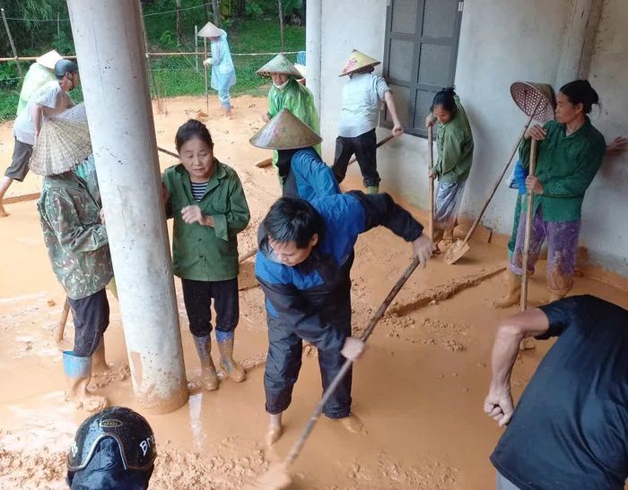 HND xã Cẩm Thạch hỗ trợ dọn nhà cho bà con nông dân sau khi nước lũ rút.